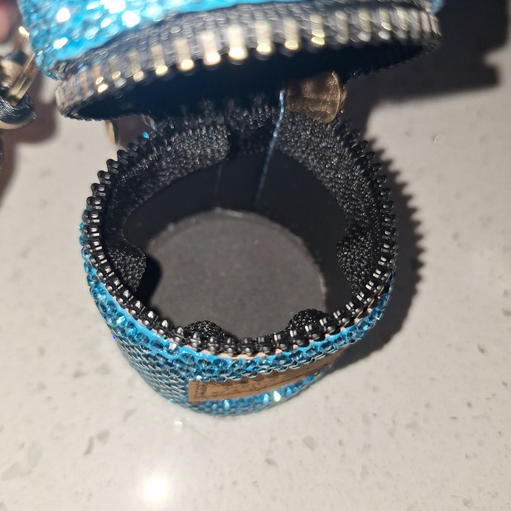 NWOT TIK TOK VIRAL BLUE RHINESTONE MINI BUCKET TRAVEL KEYCHAIN CASE. - Picture 3 of 3